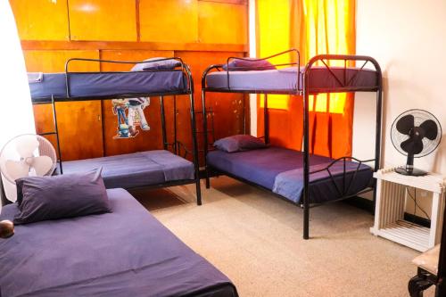 מיטה או מיטות קומותיים בחדר ב-Hostal Mision Catracha