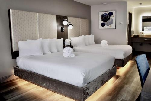 Postel nebo postele na pokoji v ubytování Best Western Marina State Beach