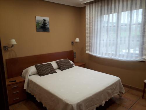 A bed or beds in a room at Apartamentos Los Frutales