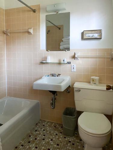 Bilik mandi di The River Hills Motel - Algoma, WI - Near Door County
