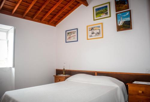 Giường trong phòng chung tại Quinta dos Frutos