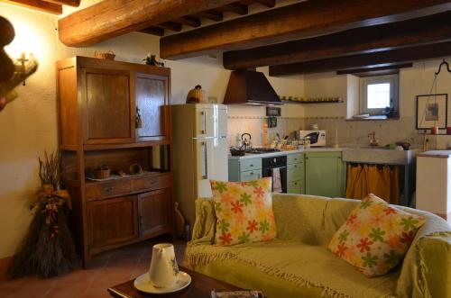 a living room with a couch and a kitchen at Fonte Comelia in Cortona