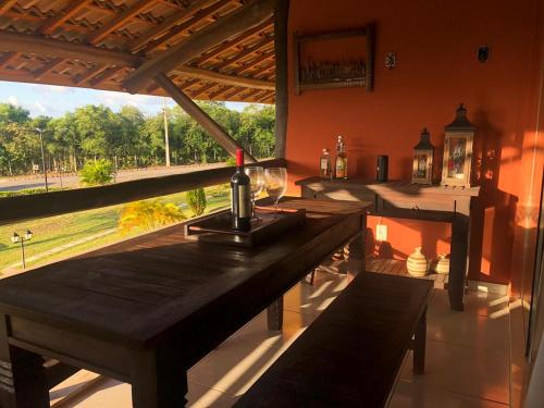 Una habitación con una mesa con una botella de vino. en Winterville Resort em Gravatá/PE en Gravatá