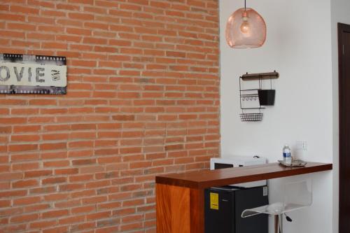 a brick wall with a sign that says love at La Maja Suites in Villahermosa