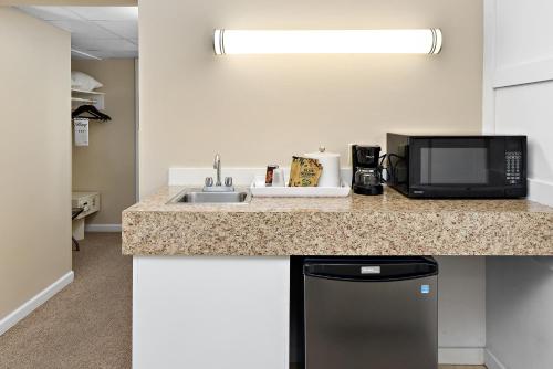Kuchyň nebo kuchyňský kout v ubytování Brighton Suites Hotel