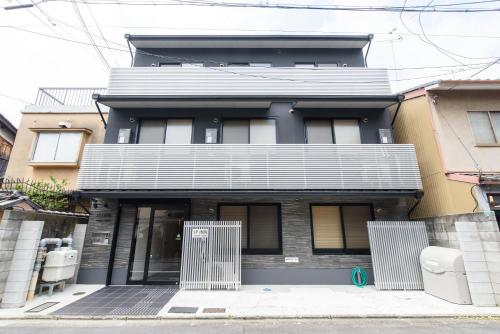 un edificio con una puerta delante de él en JP INN Kyoto Ekimae Mongakucho en Kioto