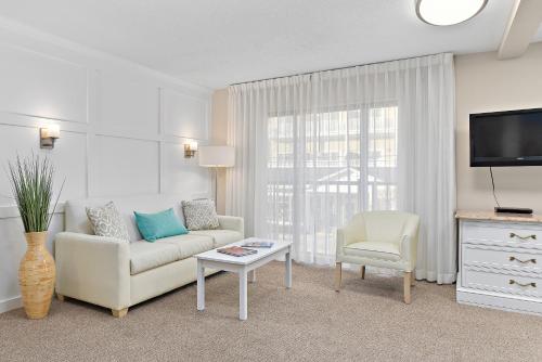 TV a/nebo společenská místnost v ubytování Brighton Suites Hotel