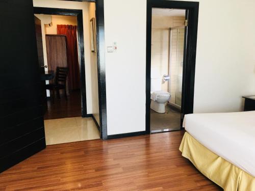 Letto o letti in una camera di Likas Square - KK Apartment Suite