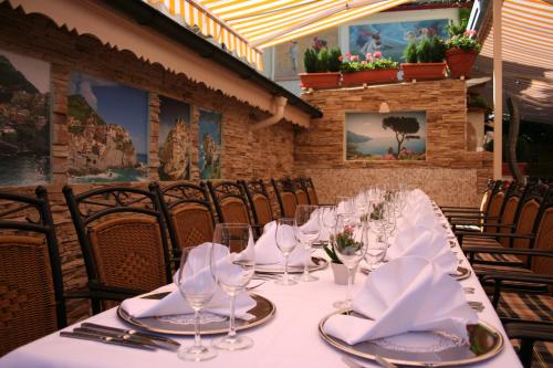 Hotel Restaurant Da Franco tesisinde bir restoran veya yemek mekanı