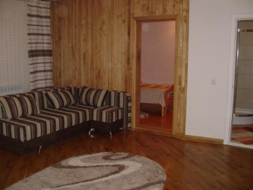 a living room with a couch and a bed at Glanz in Yaremche