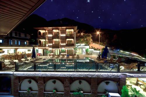 Kolam renang di atau dekat dengan Hotel Azmakhan