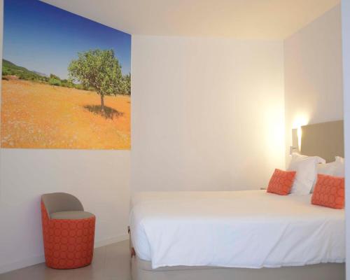 a bedroom with a bed and a painting on the wall at Apartaments B-Llobet Sun & Confort in Ibiza Town