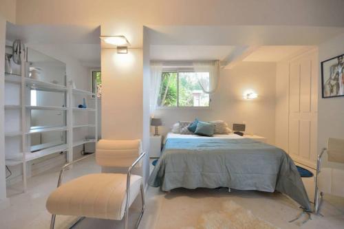 une chambre avec un lit, une table et des chaises dans l'établissement Villa lours, au Trayas