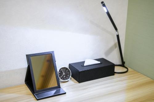 Una televisión o centro de entretenimiento en JP INN Kyoto Ekimae Mongakucho