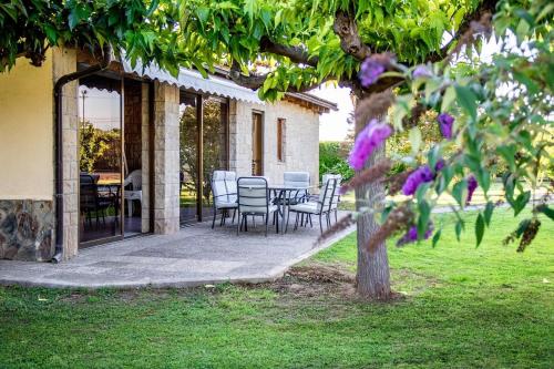 a house with a patio with chairs and a table at Cal Soi in Lleida