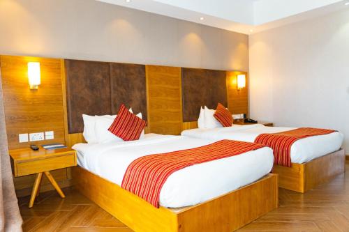 Postel nebo postele na pokoji v ubytování The Alps Hotel Nakuru