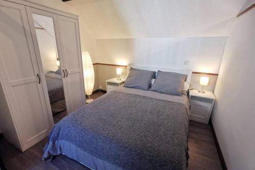 a bedroom with a bed and two lamps on two tables at Gîte Le Balcon Flaubert in Forges-les-Eaux