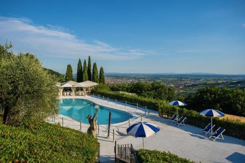 Poolen vid eller i närheten av Alfresco luxury Villa with Heated pool
