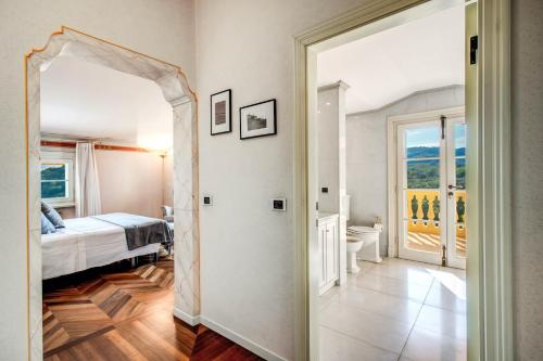 Ένα ή περισσότερα κρεβάτια σε δωμάτιο στο Alfresco luxury Villa with Heated pool