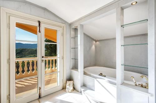 Ett badrum på Alfresco luxury Villa with Heated pool