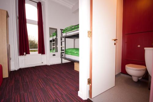Bunk bed o mga bunk bed sa kuwarto sa YHA Castleton Losehill Hall