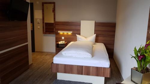 Tempat tidur dalam kamar di Central Hotel-Apart München
