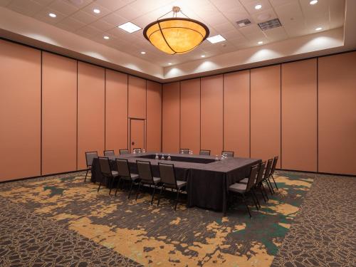 Holiday Inn Stevens Point - Convention Center by IHGにあるビジネスエリアまたは会議室
