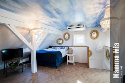 a bedroom with a blue and white ceiling at The Henry Self Check-In Guesthouse in Zürich