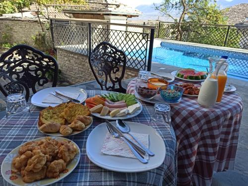 un tavolo con piatti di cibo sopra di Hotel Praga a Gjirokastër