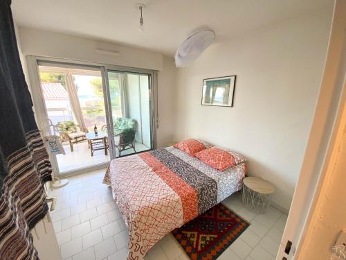 Postel nebo postele na pokoji v ubytování Appartement vue mer le chant des cigales