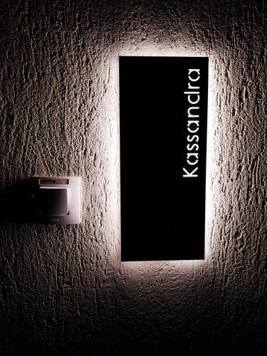 Sijil, anugerah, tanda atau dokumen lain yang dipamerkan di K Villas