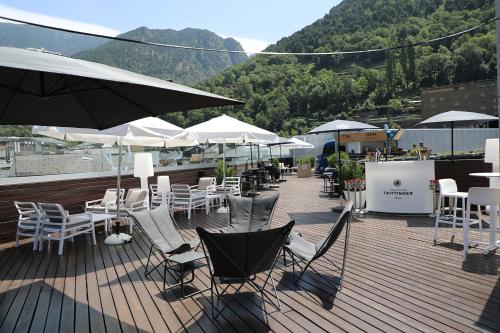 A restaurant or other place to eat at Hesperia Andorra