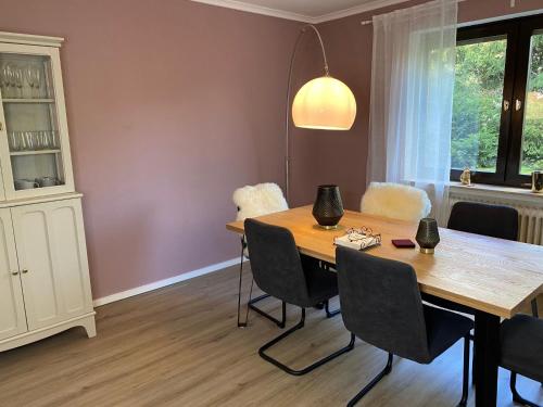 德羅爾斯哈根的住宿－Ferienwohnung Birkenhof，一间带木桌和椅子的用餐室