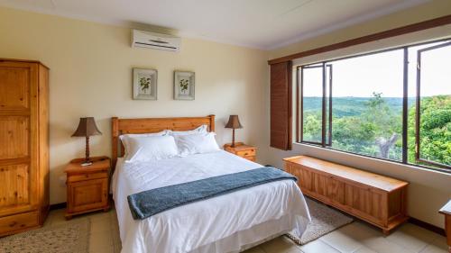 Un pat sau paturi într-o cameră la Cuckoo Ridge Country Retreat