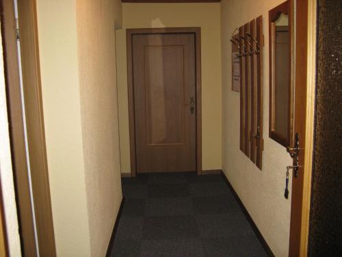 an empty hallway with a door and a hallwayngth at Ferienwohnung Wohlfarter in Jerzens