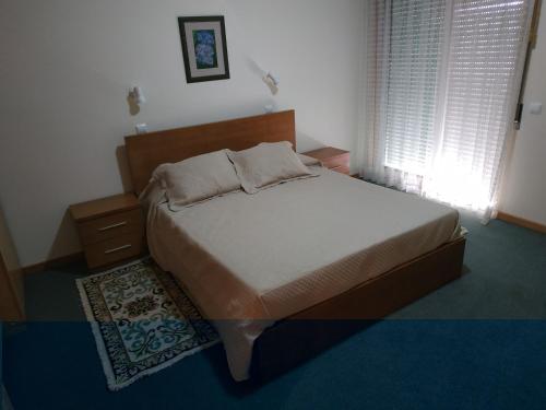 ラメーゴにあるKolping Houseのベッドルーム1室(大型ベッド1台、木製ヘッドボード付)
