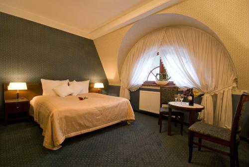 a hotel room with a bed and a window at Willa Jaśkowy Dworek in Gdańsk