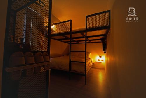 a room with a bunk bed in a room at 濱境行旅 Begin Inn in Xiaoliuqiu