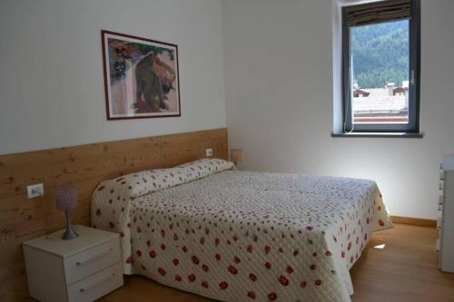 Säng eller sängar i ett rum på Appartamento Casa Alpi