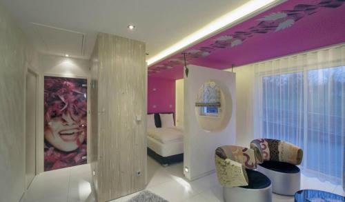 キラーウィラーにあるMini-suites Le Rêveのベッドルーム1室(ベッド1台、スケートボード付)が備わる客室です。