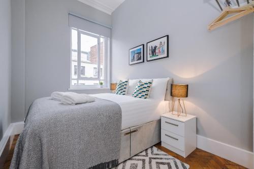 Кровать или кровати в номере Host & Stay - The Bank Apartment