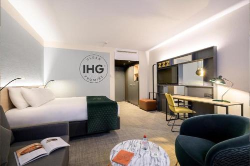 una camera d'albergo con letto e scrivania di Holiday Inn Hasselt, an IHG Hotel a Hasselt