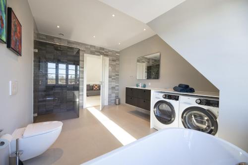 un bagno con lavatrice e asciugatrice in una casa di aday - 3 bedroom - Modern Living Apartment - Aalborg Center ad Aalborg