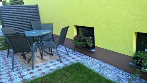 a patio with a table and chairs next to a building at Pension Andrea in Lugau