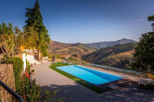 アルママールにあるQuinta da Portela Douroの山の景色を望むスイミングプール