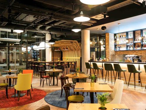 a restaurant with tables and chairs and a bar at ibis Styles Lublin Stare Miasto in Lublin