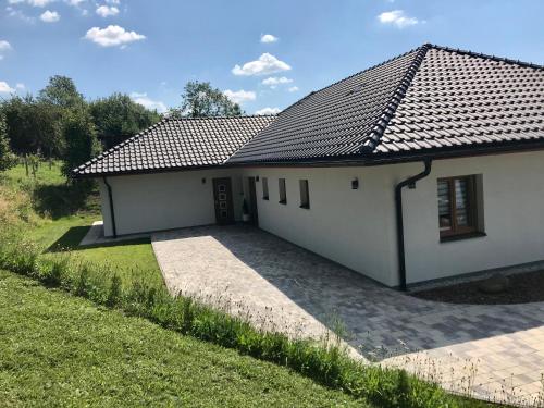 a small white house with a roof at Apartmán NA KOPCI Krucemburk in Křížová