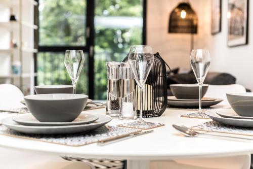 een witte tafel met borden en glazen erop bij Host & Stay - Chavasse Chambers in Liverpool