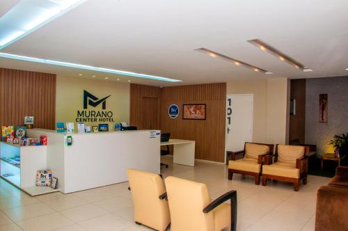 een wachtkamer in een kliniek met stoelen en een balie bij Murano Center Hotel in Limoeiro do Norte