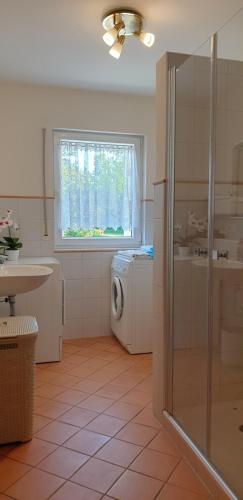 バート・キッシンゲンにあるFerienwohnung Maria - Bad Kissingenのバスルーム(洗濯機付)、窓が備わります。